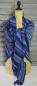 Preview: Invero Dreiecktuch Tiziana blau um die Schultern gelegt und geknotet auf Kleiderpuppe